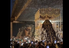 Magna de Jerez: el palio de la hermandad de la Exaltación, ante el mural de la Virgen de la Concepción