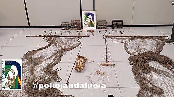 Intervienen en Chiclana una red «de grandes dimensiones» para la caza ilegal furtiva de pajaritos
