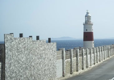 Ecologistas denuncian que el litoral del Estrecho está «inundado» de toallitas y aguas residuales «procedentes de Gibraltar»