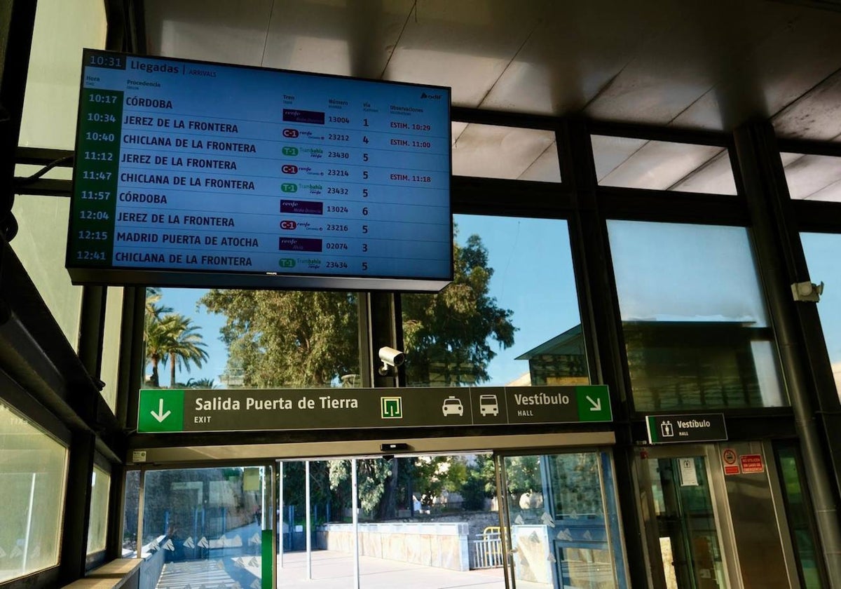 Una pantalla muestra hasta tres trenes con retraso en la estación de Cádiz.