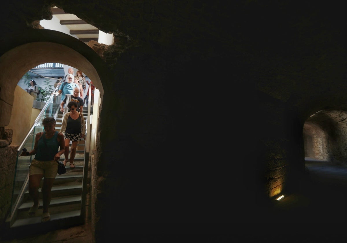 Visitantes accediendo este martes a la galería del Teatro Romano de Cádiz.