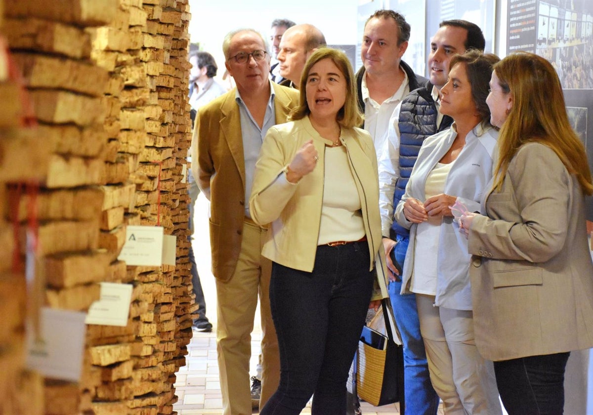 La consejera de Sostenibilidad y Medio Ambiente, Catalina García, en una visita al centro de visitantes del Parque Natural de Los Alcornocales.