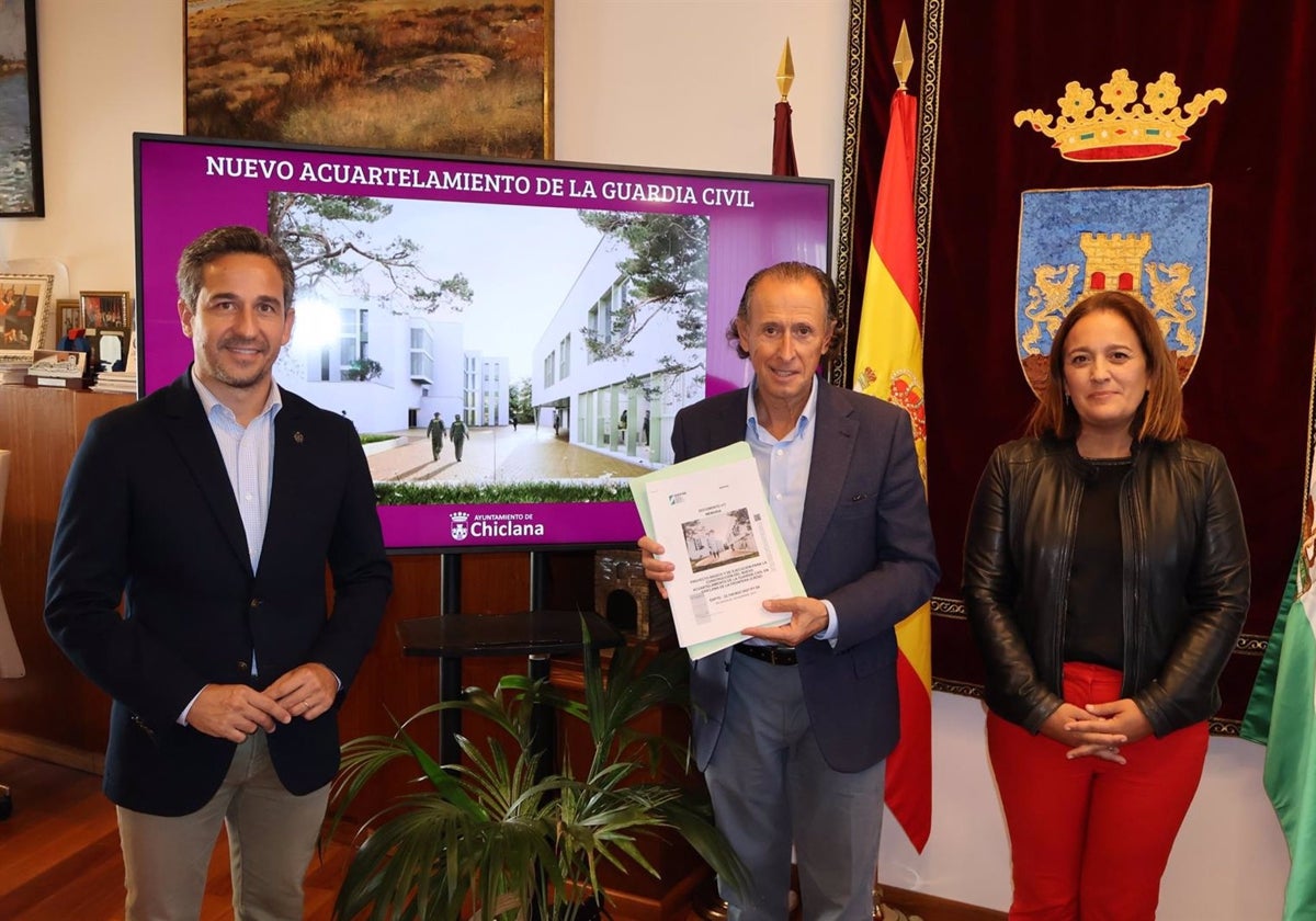 El alcalde de Chiclana, José María Román, la primera teniente de alcalde, Ana González, y el delegado de Policía Local, José Vera, anuncian la licitación del nuevo cuartel de la Guardia Civil