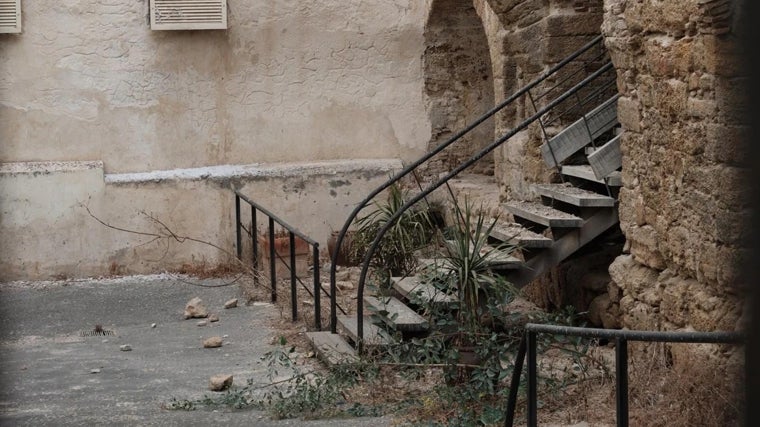 Imagen del pasado agosto de varios sillarejos de piedra desprendidos de la trasera de la muralla medieval de Cádiz.