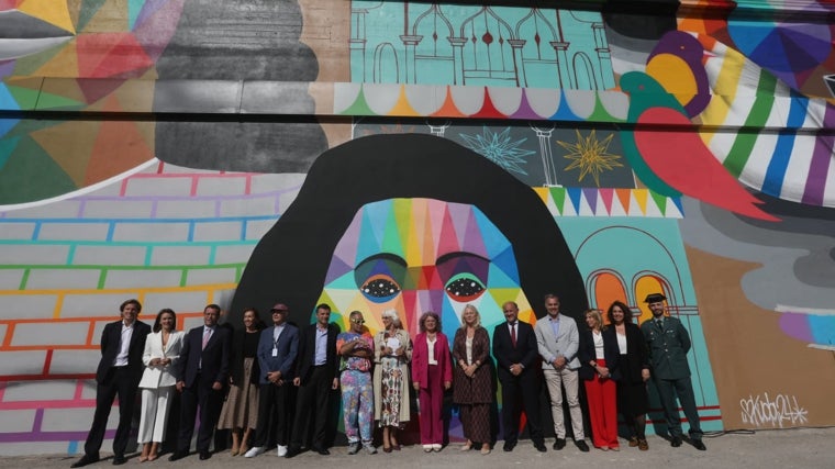 Las autoridades que han acudido a la presentación se han inmortalizado con Okuda San Miguel junto al mural.