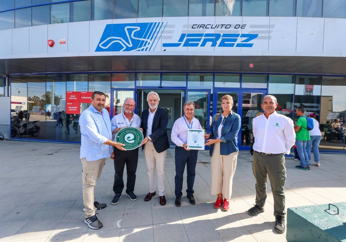 - Responsables del Ayuntamiento de Jerez muestran el certificado europeo conseguido por el circuito por la celebración de la Superbike, en foto de archivo.