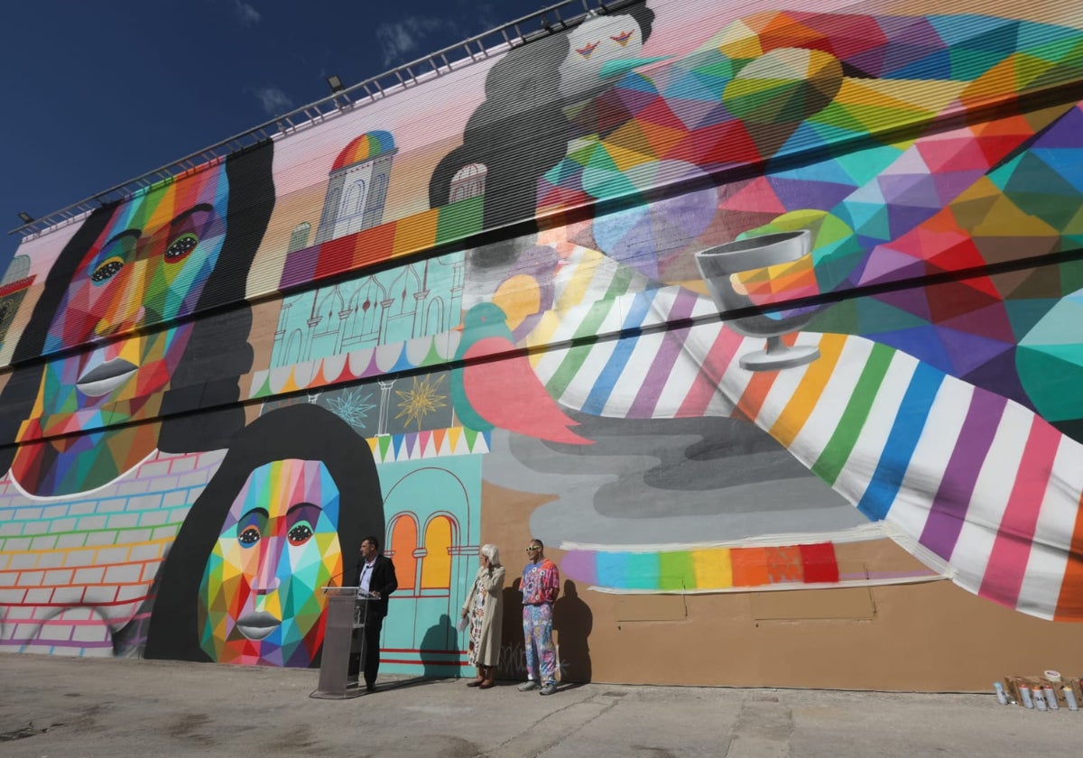 El alcalde y la presidenta de la Autoridad Portuaria inauguran el mural junto a su creador, Okuda San Miguel.