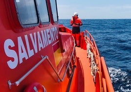 El trimarán  'Kraken Solo Sailor' vuelca en Barbate y sus tres tripulantes tienen que ser rescatados