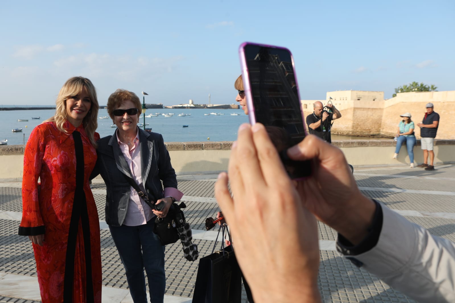 Las imágenes de María Adánez, Javier Gutiérrez, Leonor Watling y Carlos Scholz en la playa de La Caleta