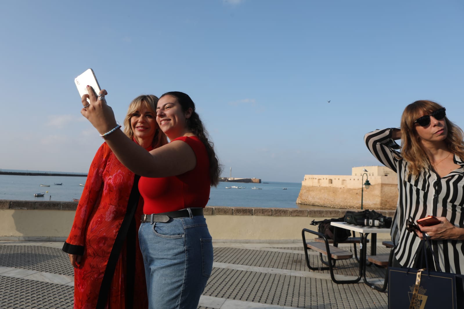 Las imágenes de María Adánez, Javier Gutiérrez, Leonor Watling y Carlos Scholz en la playa de La Caleta