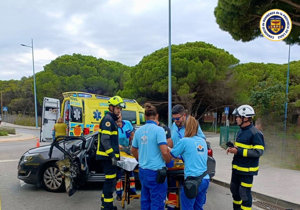 Bomberos y sanitarios, atendiendo a uno de los conductores