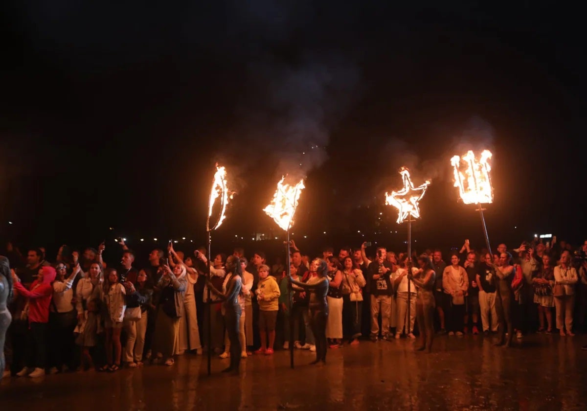 Miles de personas acudieron a La Caleta para disfrutar el espectáculo 'Gadir, el resurgir de los fenicios'.