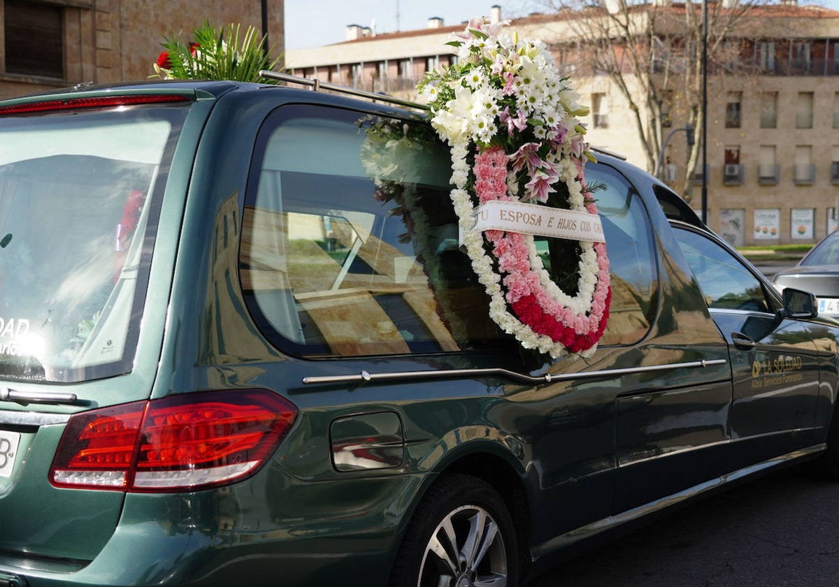 Un coche fúnebre realizando un servicio.