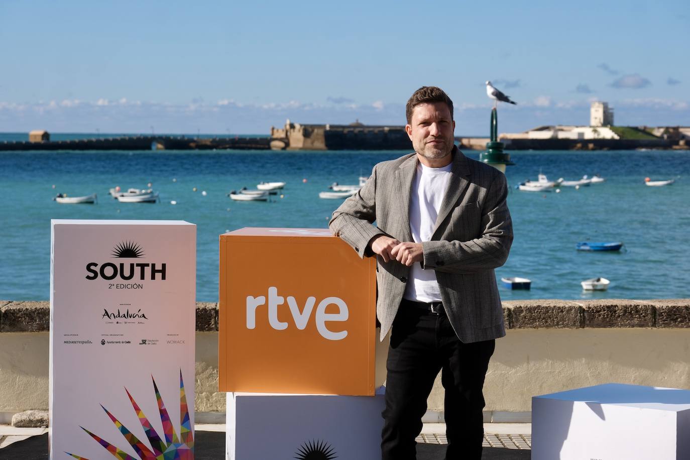 Fotos: rostros muy conocidos en el photocall en La Caleta de este domingo