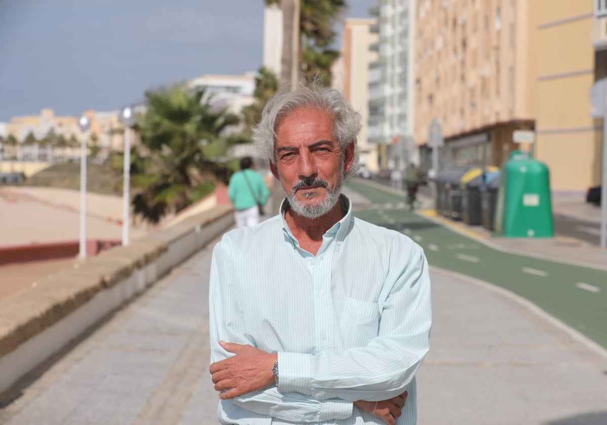 Pepe Reyes Torrejón en frente de la terracita de 'El Rompeolas'.