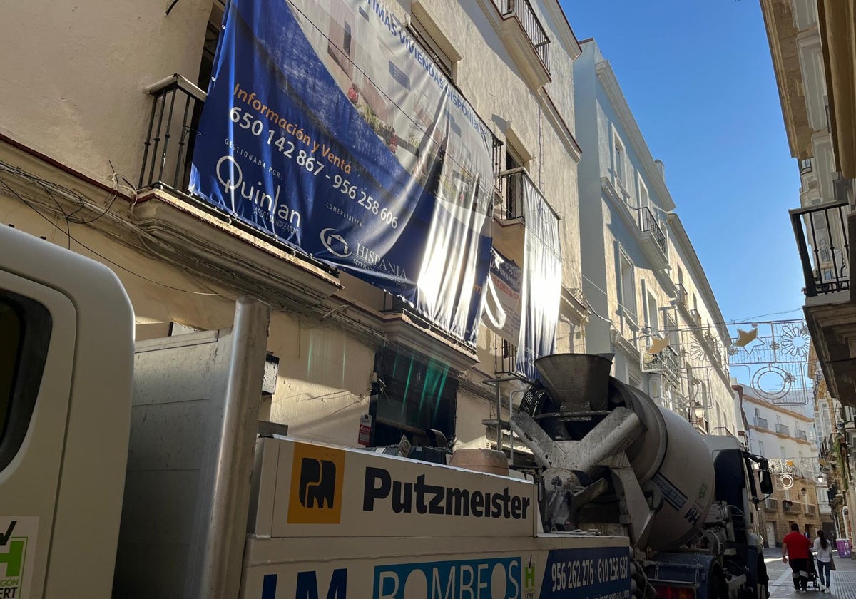 Las obras en la calle Sopranis de Cádiz son unas constantes estos días