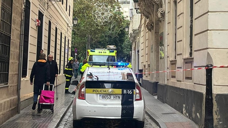 Cae un balaustre del balcón de la Cámara de Comercio de Cádiz