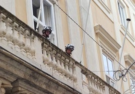 Cae un balaustre del balcón de la Cámara de Comercio de Cádiz