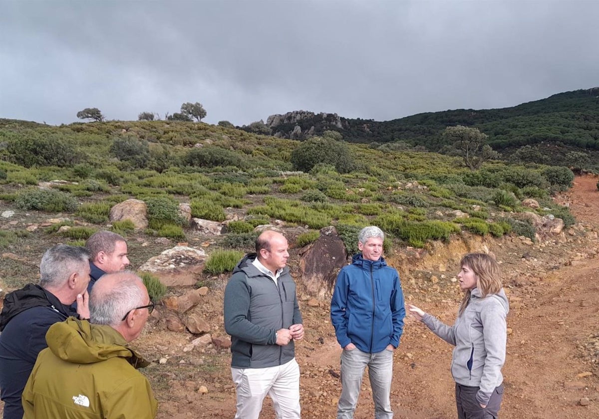 El delegado territorial Óscar Curtido en uno de los caminos forestales de Tarifa donde va a intervenir la Junta.