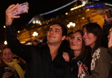 Óscar Casas desata la pasiones de sus fans en la alfombra de South en Cádiz