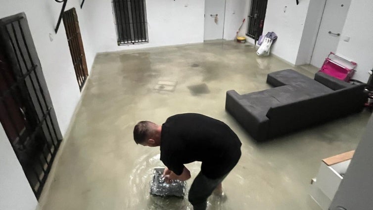 La intensa lluvia inunda el centro de Cádiz y obliga a bomberos y vecinos a achicar agua