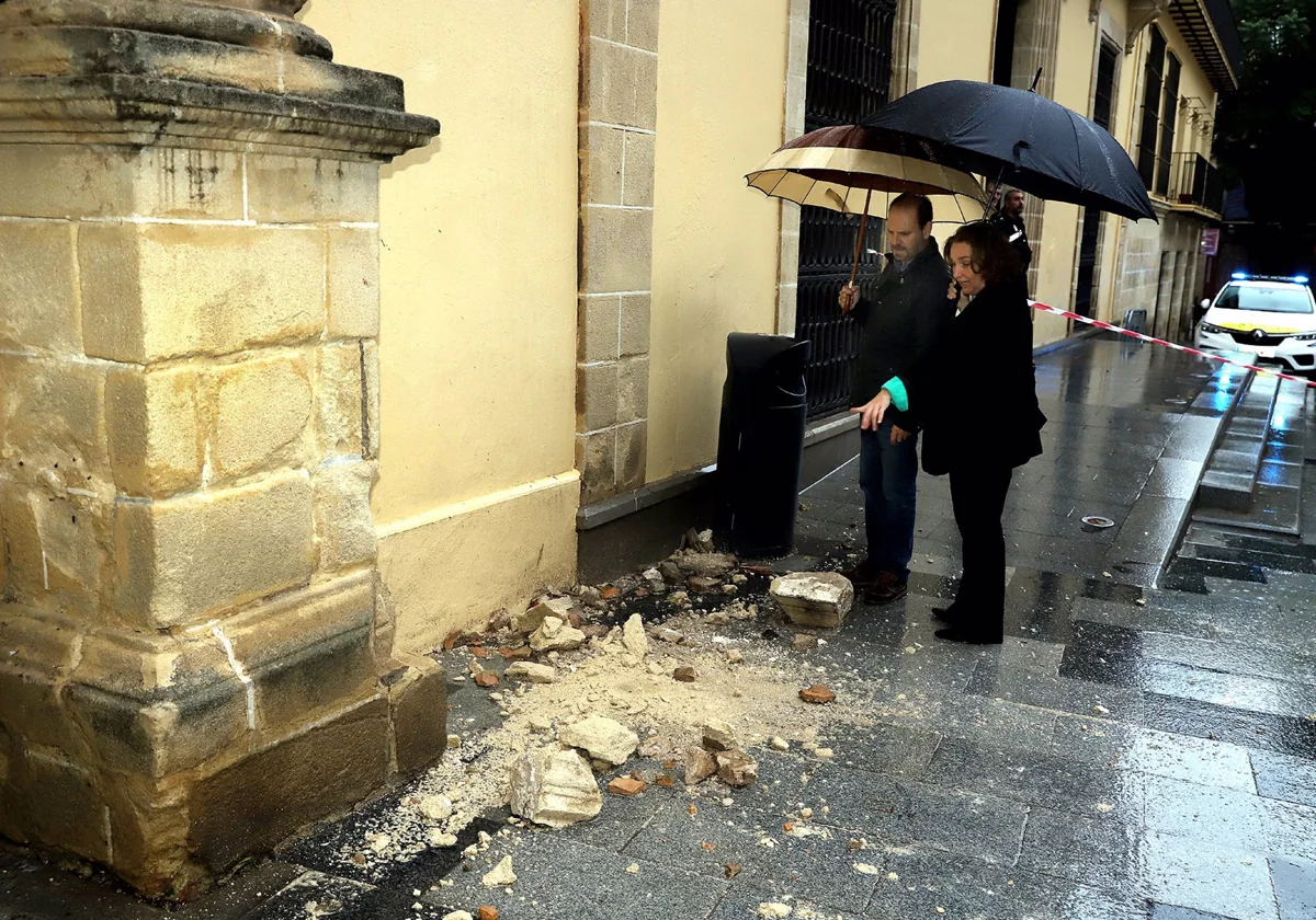 La Dana tira parte de una cornisa de la fachada del Ayuntamiento de Jerez