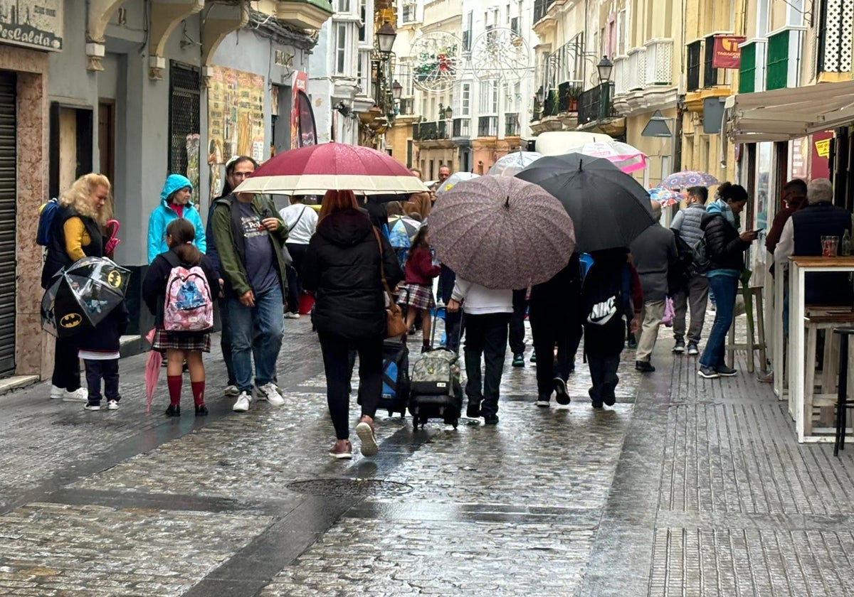 Nueva jornada de paraguas en Cádiz