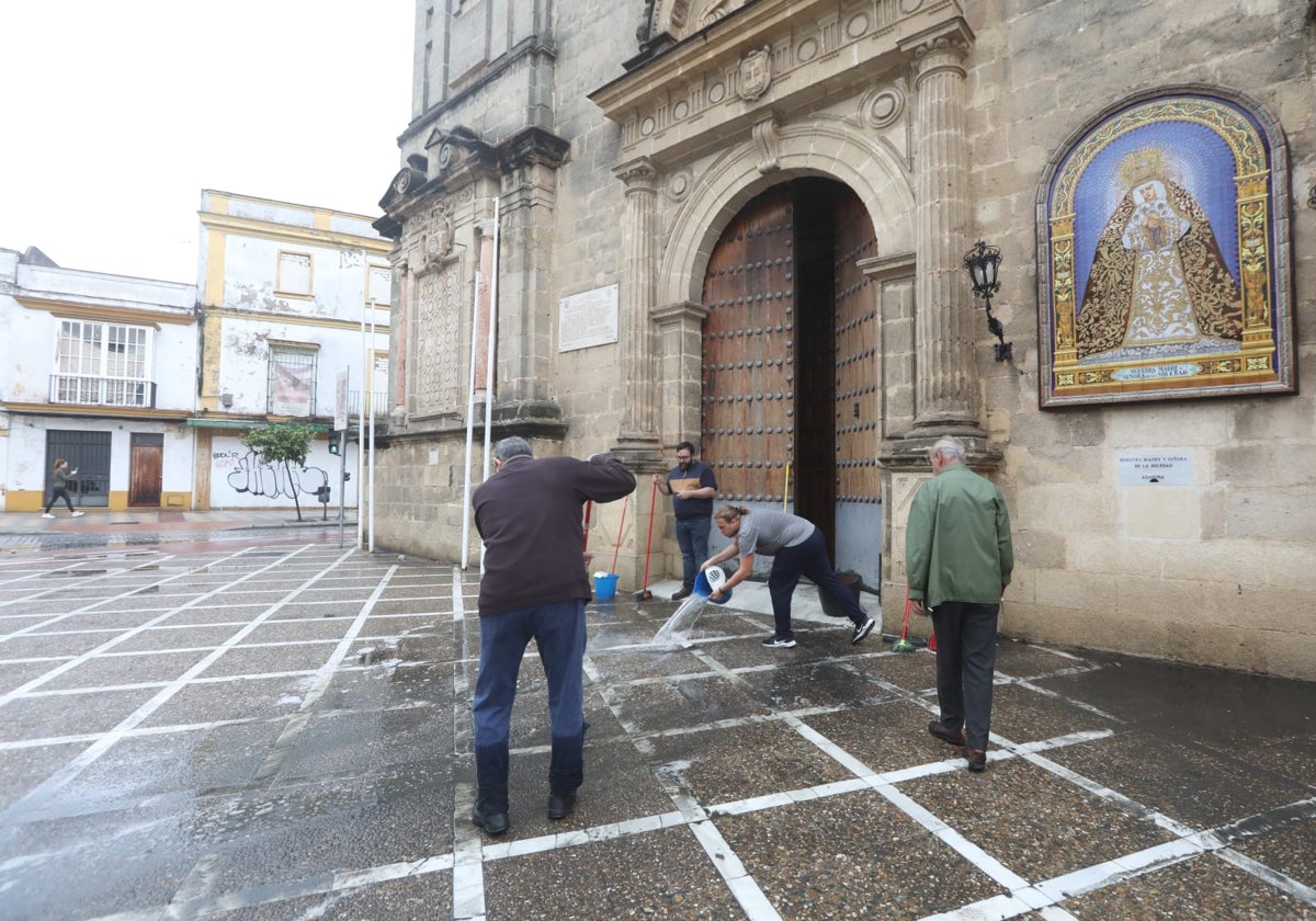 Vecinos achican agua en Jerez.