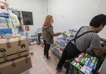 Recogida de ropa y alimentos en Cádiz para los afectados de la DANA en Valencia