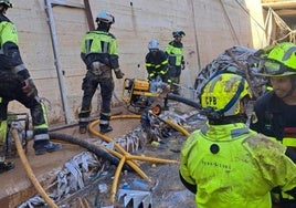 Así ha sido el emotivo recibimiento a los bomberos de Cádiz en Valencia: «Muchas gracias»