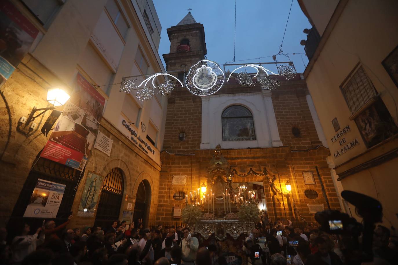 Fotos: La Virgen de La Palma recorre las calles de Cádiz