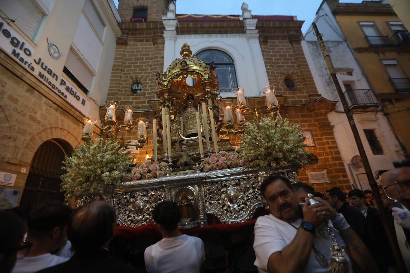 Fotos: La Virgen de La Palma recorre las calles de Cádiz