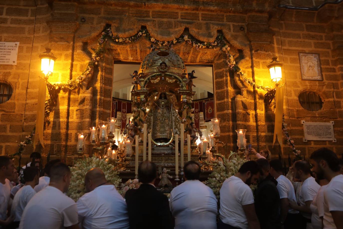 Fotos: La Virgen de La Palma recorre las calles de Cádiz