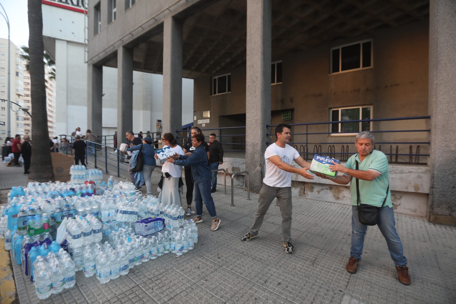 Los gaditanos se vuelcan con Valencia con centenares de donaciones para las personas afectadas por la DANA