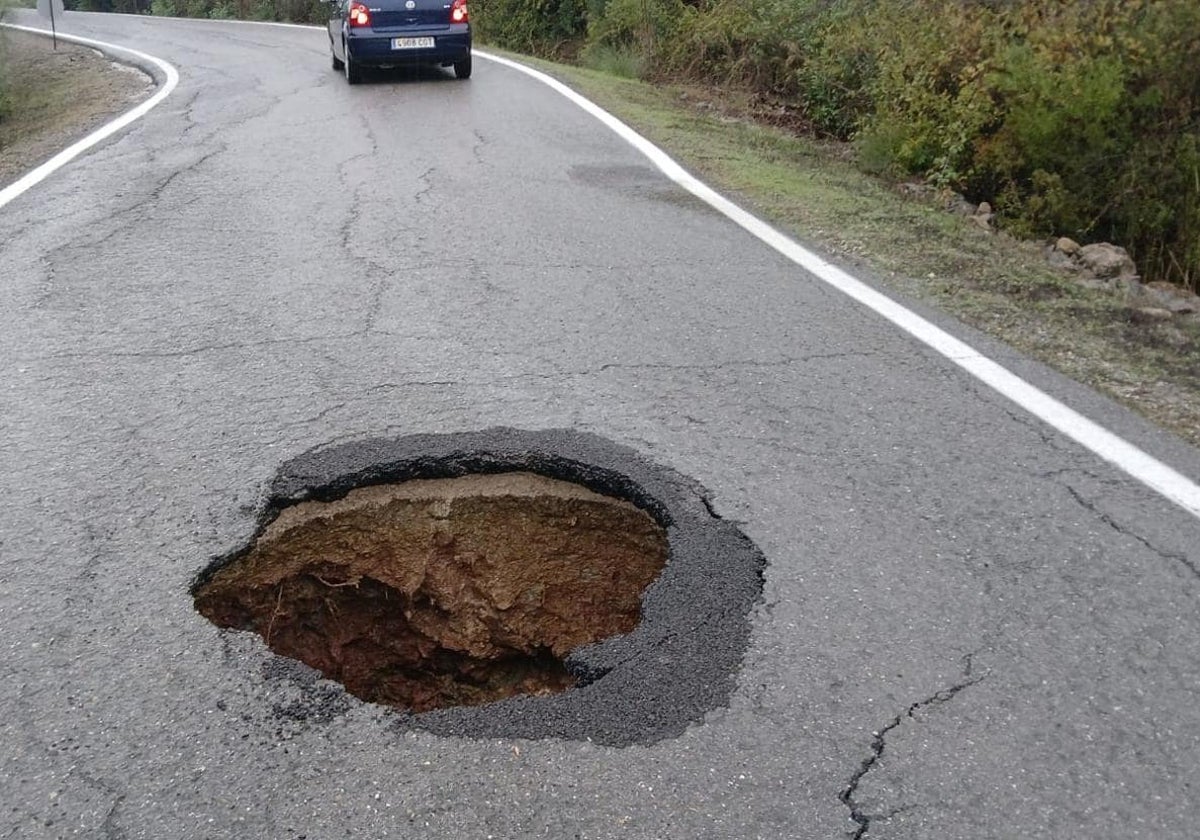 Socavón en la CA-9101, entre Olvera y La Muela, entre los puntos kilométricos 0,0 y 12,0.