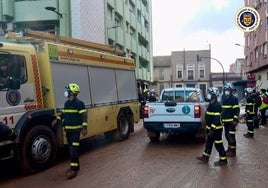 Bomberos de Cádiz envía nuevos efectivos para las tareas de búsqueda y limpieza en Valencia