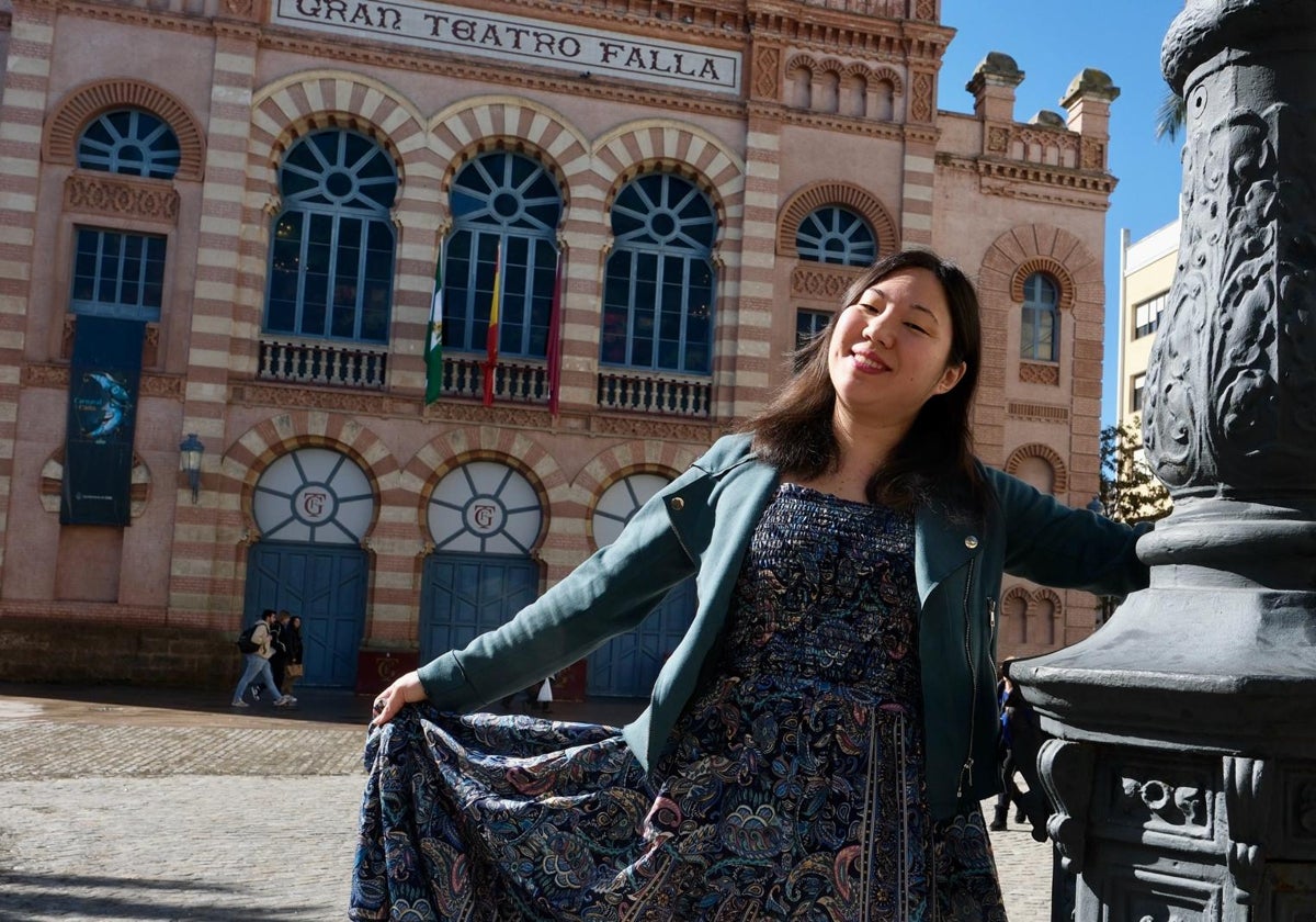 Laura Whitney, delante del Gran Teatro Falla.