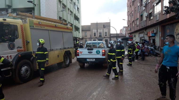 Bomberos de Cádiz trabajando en uno de los municipios de Valencia afectados por la DANA.