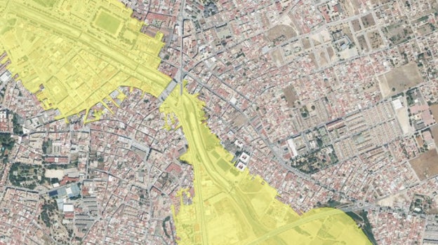 Imagen después - Zonas inundables (zona amarilla) de Chiclana y el crecimiento de construcciones a su alrededor en el año 1956 y en la actualidad.