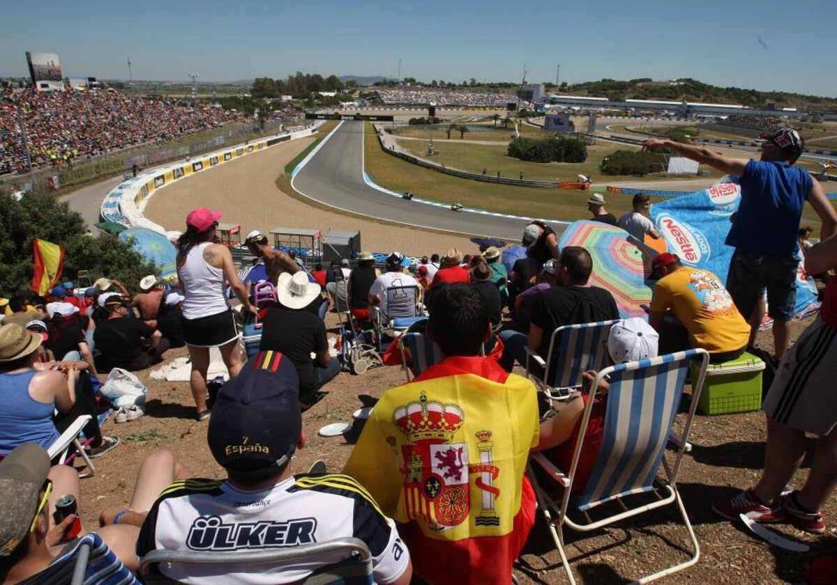 Aficionados disfrutan de una sesión de entrenamiento en el circuito de Jerez