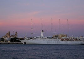 Un crucero de ensueño atraca en Cádiz y se lleva todas las miradas