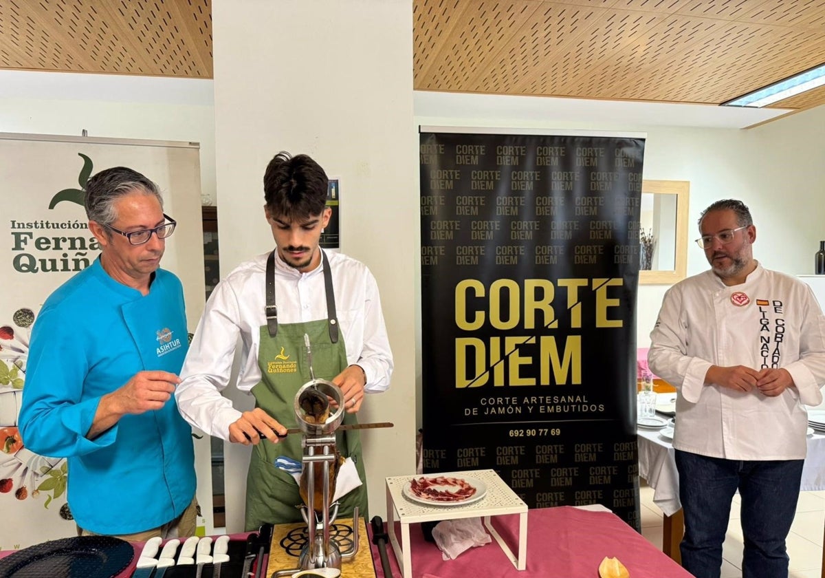 Un alumno de la Escuela de Hostelería de la Diputación de Cádiz en un curso especial de cortadores de jamón.