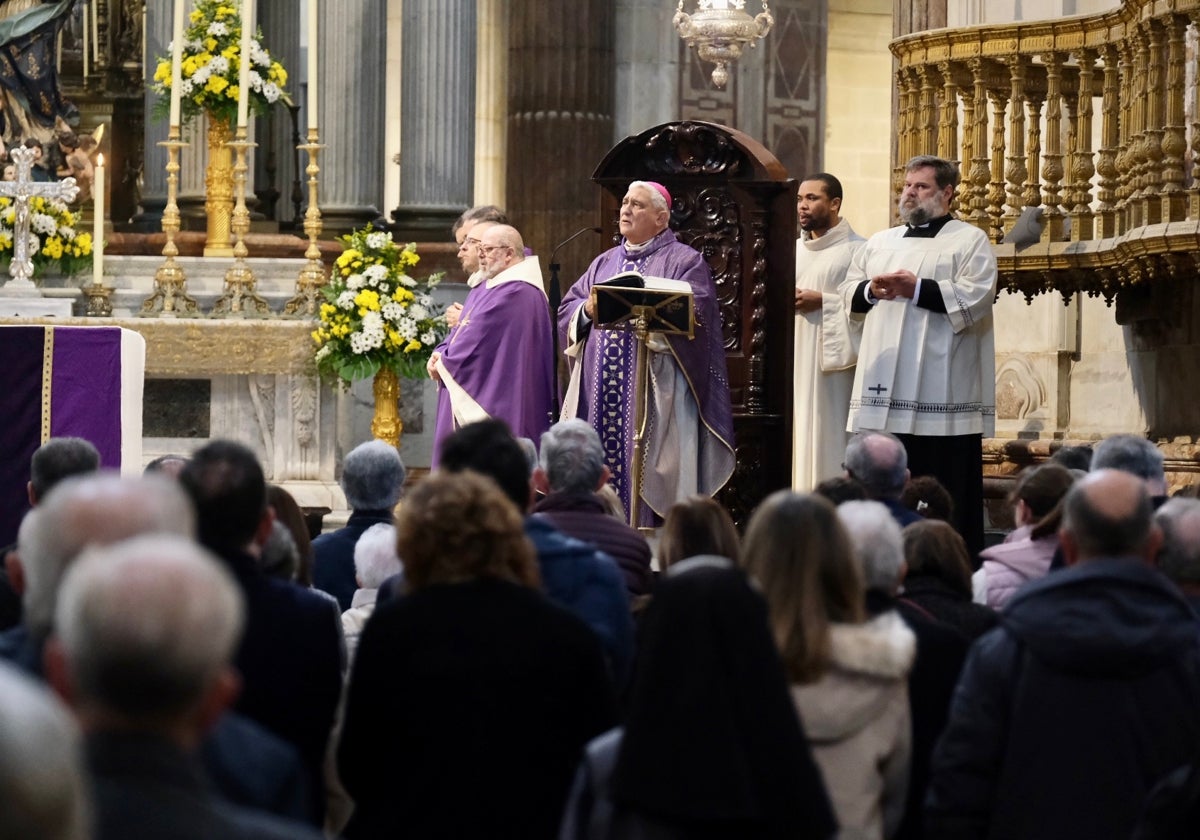 Fieles en una misa en la Catedral presidida por el obispo Zornoza