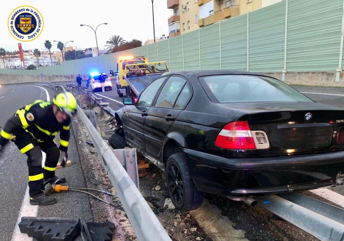 El turismo, modelo BMW de color negro, ha resultado muy afectado.