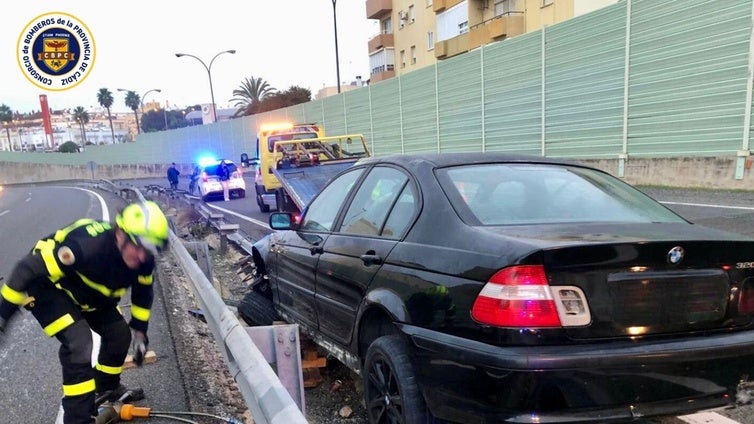 Un coche se sale de la vía quedando encastrado en los quitamiedos de la mediana en la CA-33