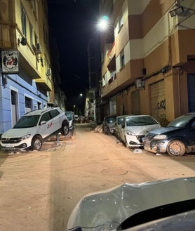 Imagen secundaria 2 - Imágenes de la jefatura de la Policía Local de la localidad que también se vio afectada. Abajo, agentes de Cádiz realizan una patrulla de noche. 