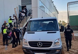 La admiración de los policías de Cádiz desplazados a Valencia hacia sus compañeros en Benetússer: «Ves en su mirada por lo que han pasado»