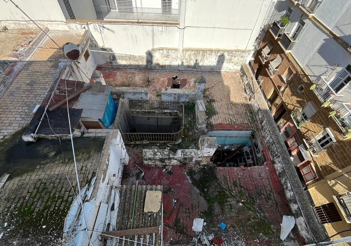 Estado actual del techo de las fincas 77 y 79 de la calle Sagasta, con parte del techo desprendido.