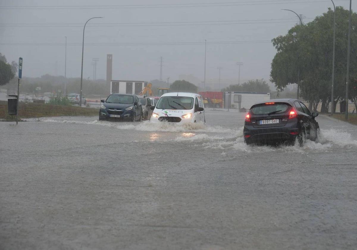 Coches en una inundación en Cádiz