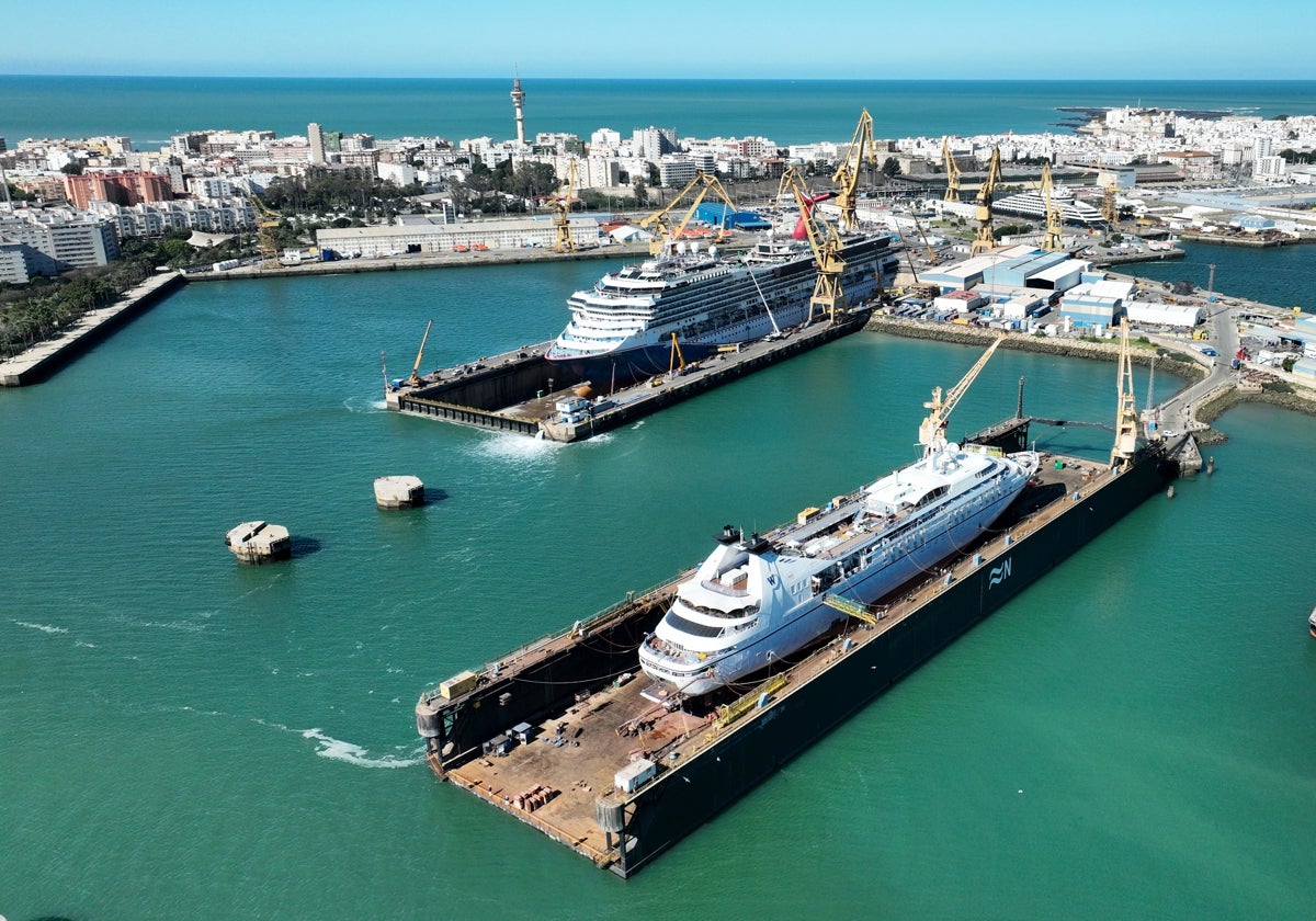 Vista panorámica de los diques del astillero de Cádiz